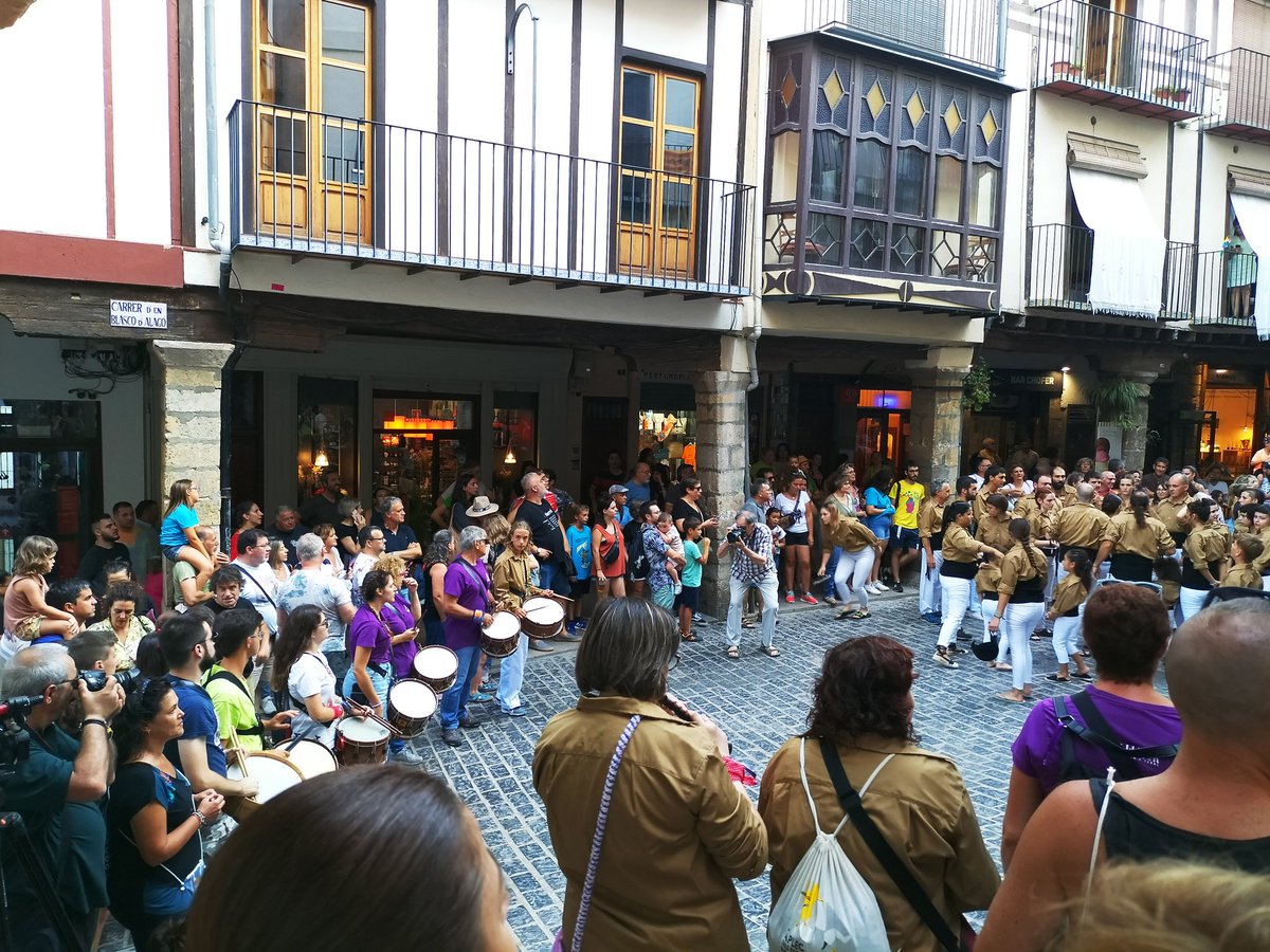 nu71ji's tweet photo. @AplecdelsPorts #2023 a #morella
Sembrem #Comarca ! Lluitem contra el despoblament ! Creem #Cultura ! Cuidem la natura! Perque som #poble !
3 escenaris, exposició dels Maquis, muixerangues, grups locals, productes artesans i molt bon rotllo!
Cap de setmana endolçat amb #flaons ! https://t.co/Ff3rIakgQt