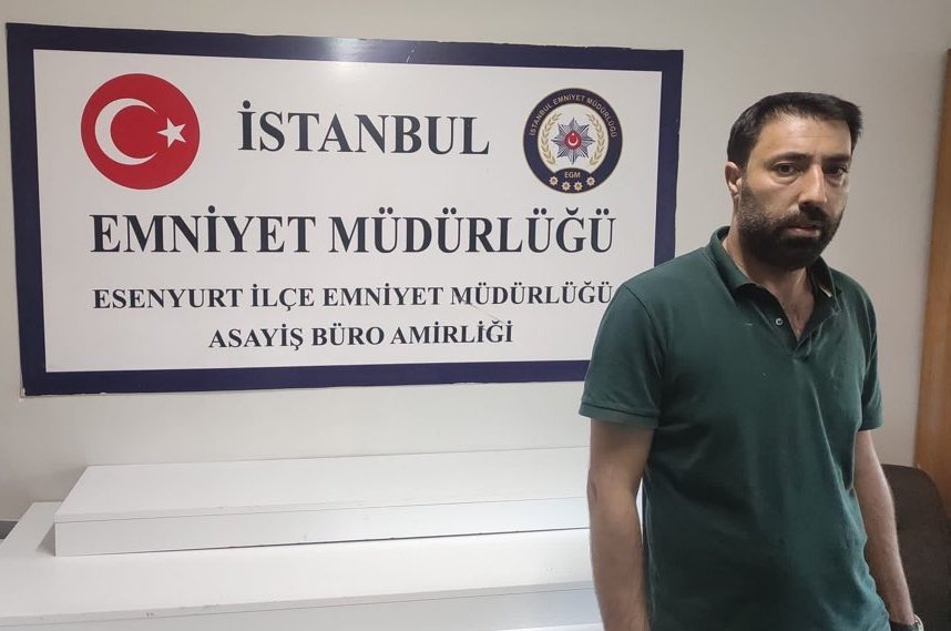 BeyhanArk2's tweet photo. -Soldaki Kelepçeli kadın Akbelen'de ağacı savundu.

-Sağdaki keleçeye gerek görülmeyen  adam, Esenyurt'ta #TekelBayisinde katliam yaptı..

A d a l e t e   b a k..
Y a z ı k   ç o k   y a z ı k.. https://t.co/y3CHuxfCzl