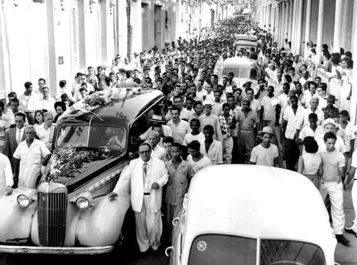 "Aquí tenemos que venir todos los años a recordar a los muertos de la Revolución; pero tiene que ser como un examen de la conciencia y de la conducta de cada uno de nosotros", dijo #Fidel en el primer acto por el #DíaDeLosMártires. Así lo asumimos hoy