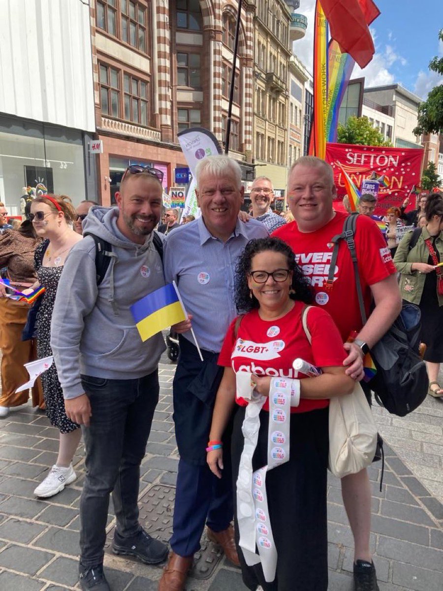 SeanDonnelly01's tweet photo. Amazing day and lots of support , at yesterday’s #lcrpride #ShoutItLoud march. Great to be joined by so many @LGBTLabour and @LabourKnowsley @LiverpoolLabour @2018_wirral @seftonlabour  🌈🌹 https://t.co/r2WC0gatPp