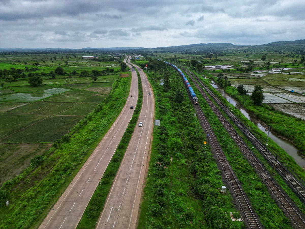 Anil5's tweet photo. Sunday #Bhopalwalk ...where one can site train #IndianRail and vehicles on #NationalHighway in the background of #monsoonclouds at Narmadapuram in ❤️ of India ...My #offbeat drives on #HighwaysofIndia https://t.co/L8NaaECD9b