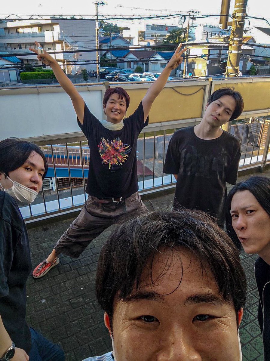 hagiwara1006's tweet photo. 高校生くらいの時にお世話になったライブハウスが無くなっちゃうかもとのことで、ライブしてきました！

当時のメンツで15年ぶりぐらいにライブ出来て最高に楽しかったです！
原点を思い出せた気がする！！

地元っていいね！！ https://t.co/jleJvxni5t