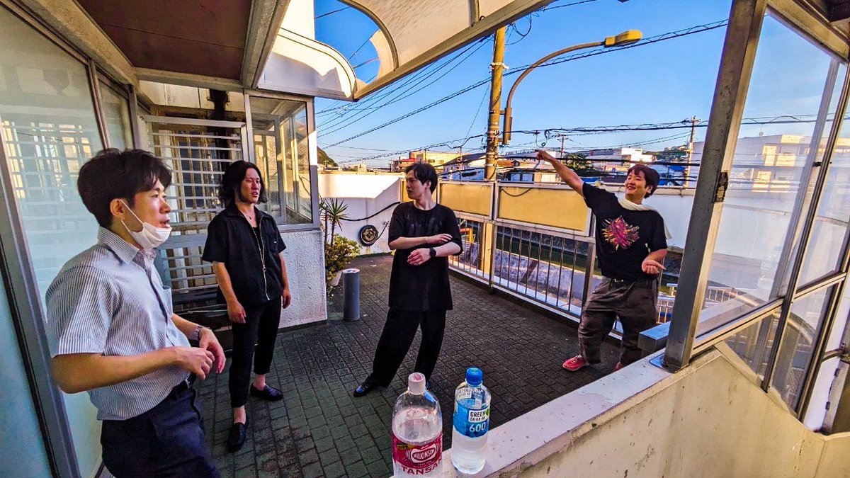 hagiwara1006's tweet photo. 高校生くらいの時にお世話になったライブハウスが無くなっちゃうかもとのことで、ライブしてきました！

当時のメンツで15年ぶりぐらいにライブ出来て最高に楽しかったです！
原点を思い出せた気がする！！

地元っていいね！！ https://t.co/jleJvxni5t