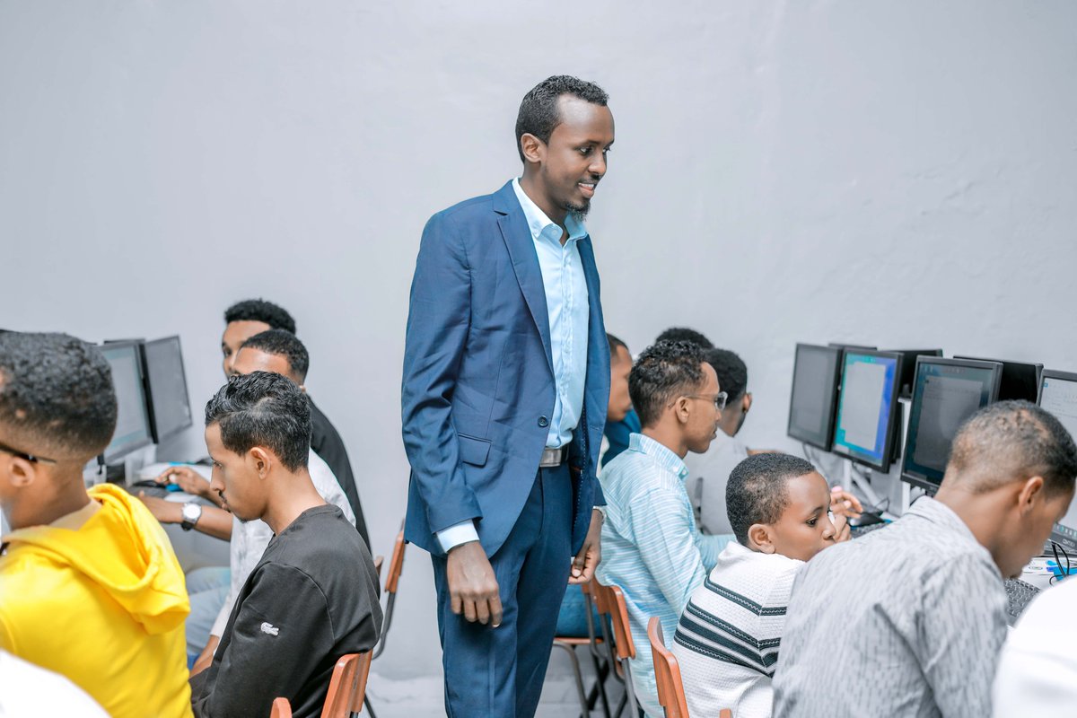 Waxaa xarunta 2aad ee Jaamacadda Jamhuuriya ka billoowday tababar ay soo wada agaasimeen Kulliyadda Kumbuuterka iyo Somali Academy tababarkaas oo loo qabanayo arday gaareysa 100 Arday oo ka kala socda qaar kamid ah dugsiyada sare ee gobolka Banaadir tababarka waxa uu cinwaankiisu
