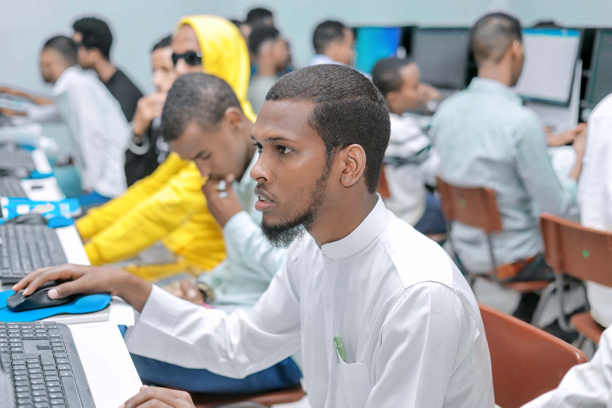JamhuriyaUniv's tweet photo. Waxaa xarunta 2aad ee Jaamacadda Jamhuuriya ka billoowday tababar ay soo wada agaasimeen Kulliyadda Kumbuuterka iyo Somali Academy tababarkaas oo loo qabanayo arday gaareysa 100 Arday oo ka kala socda qaar kamid ah dugsiyada sare ee gobolka Banaadir tababarka waxa uu cinwaankiisu yahay "𝐂𝐨𝐦𝐩𝐮𝐭𝐞𝐫 𝐁𝐚𝐬𝐢𝐜 𝐒𝐤𝐢𝐥𝐥𝐬".
Tababarka waxaa inoo daah furay maamulka kulliyadda Kumbiyuuterka Eng.Mohamed Abdullahi Ali, madaxa marketing-ka Jaamacadda Jamhuuriya Mr. Mohamed Bashir Abdulle  iyo agaasimaha Somali Academy Shafici Abdukadir Mohamed.
Waxaa tababarka bixin doona macalimiinta Kulliyadda Eng Ahmed Osman Barre iyo Eng Mohamed Muhumed Mohamed Tababarkaas loogu faaideynayo Ardayda sanadkan aadeysa Jaamacadaha.
#JUST #LifeAtJUST #CIT
