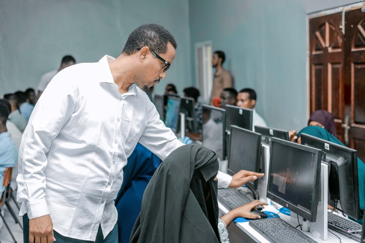 JamhuriyaUniv's tweet photo. Waxaa xarunta 2aad ee Jaamacadda Jamhuuriya ka billoowday tababar ay soo wada agaasimeen Kulliyadda Kumbuuterka iyo Somali Academy tababarkaas oo loo qabanayo arday gaareysa 100 Arday oo ka kala socda qaar kamid ah dugsiyada sare ee gobolka Banaadir tababarka waxa uu cinwaankiisu yahay "𝐂𝐨𝐦𝐩𝐮𝐭𝐞𝐫 𝐁𝐚𝐬𝐢𝐜 𝐒𝐤𝐢𝐥𝐥𝐬".
Tababarka waxaa inoo daah furay maamulka kulliyadda Kumbiyuuterka Eng.Mohamed Abdullahi Ali, madaxa marketing-ka Jaamacadda Jamhuuriya Mr. Mohamed Bashir Abdulle  iyo agaasimaha Somali Academy Shafici Abdukadir Mohamed.
Waxaa tababarka bixin doona macalimiinta Kulliyadda Eng Ahmed Osman Barre iyo Eng Mohamed Muhumed Mohamed Tababarkaas loogu faaideynayo Ardayda sanadkan aadeysa Jaamacadaha.
#JUST #LifeAtJUST #CIT