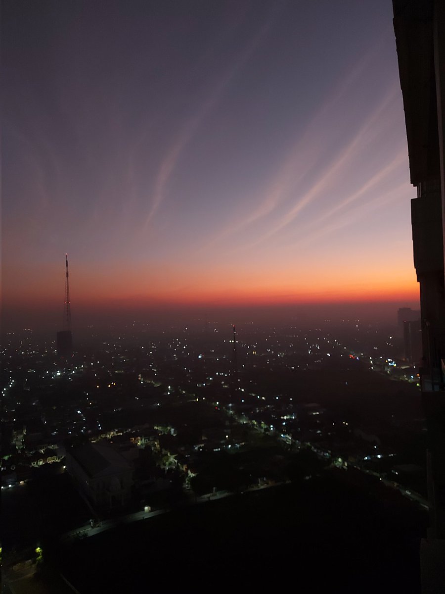 kaika77's tweet photo. Sunrise dari lantai 30 😁 https://t.co/Hrc5DciB7f