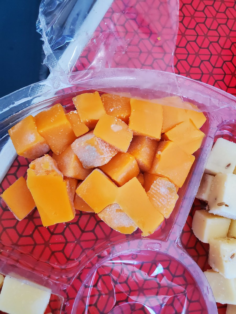 Miss_Poppins's tweet photo. @chronodrive Boîte de fromage achetée hier, il est moisi... https://t.co/cRknjqYI6N