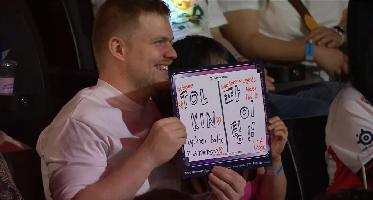 TolkinLoL's tweet photo. Ich bin unglaublich geehrt. Danke man. Der coolste Bro in Korea!

Toplaner halten zusammen ♥️ https://t.co/wEDjW4jBz0