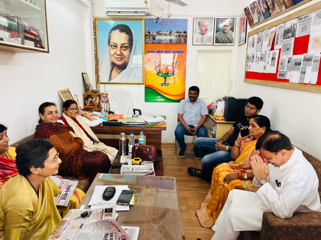 BJPMP4MM's tweet image. नर्मदापुरम-नरसिंहपुर सांसद आदरणीय @udaypratapmp जी ने भाजपा महिला मोर्चा प्रदेश कार्यालय भोपाल में महिला मोर्चा प्रदेश अध्यक्ष श्रीमती @MayaNaroliya जी एंव महिला मोर्चा की बहनों से सौजन्य भेंट एंव चर्चा की।

#UdayPratapSingh