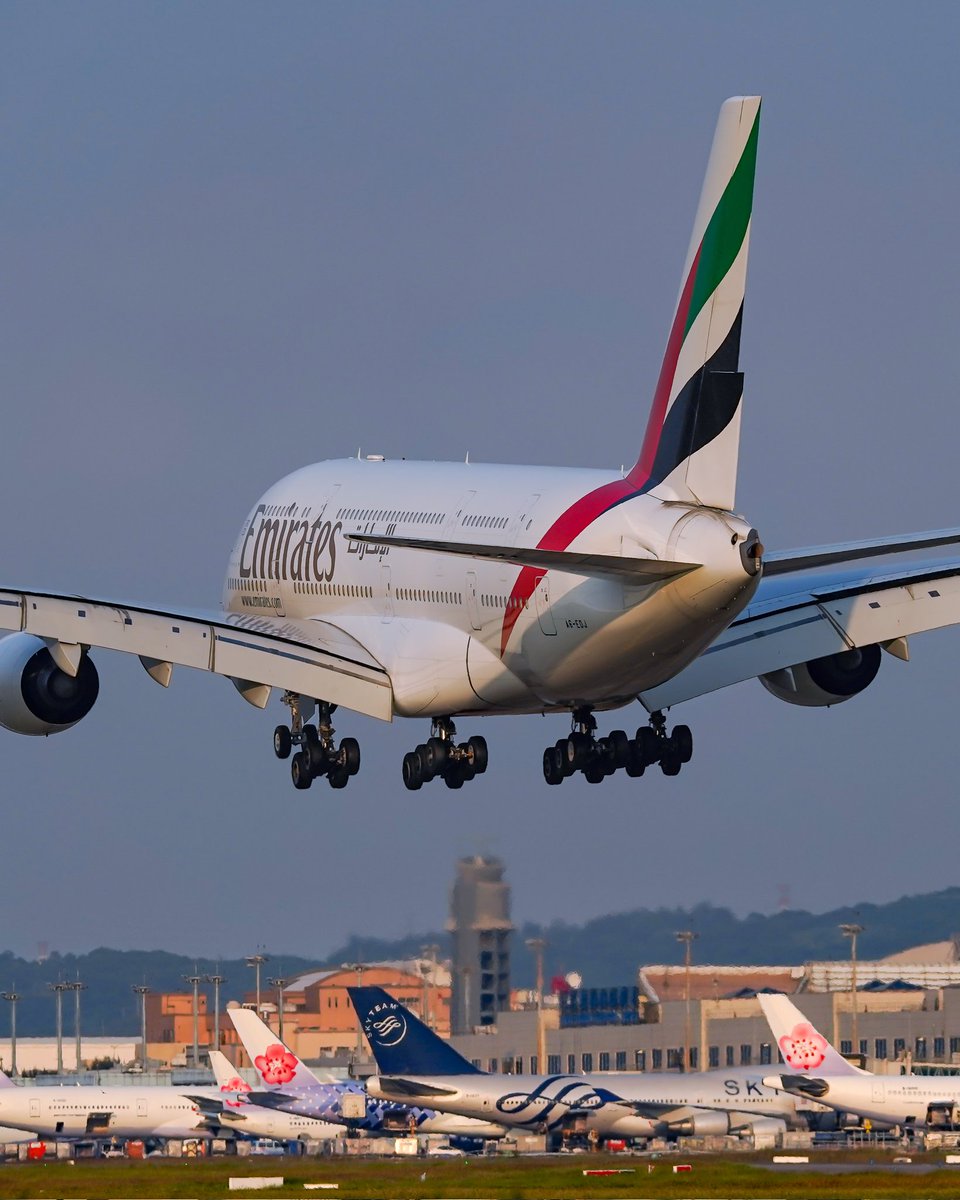 YuCheLiang's tweet photo. 超久沒發文🤣
Emirates Airbus A380-861
A6-EOJ
➖➖➖➖➖➖➖➖➖➖➖➖➖➖➖
#YallaExpo2020
#a380 #台湾 #emirates
#lovemirates #emiratesairline
#ekkids #dubai 
#飛行機大好き
#飛行機写真 #aircraft
#a380lovers #尾翼祭
#expo2020 #飛行機倶楽部
#taoyuanairport #阿聯酋航空
#Skywards https://t.co/QozAWse4Ip