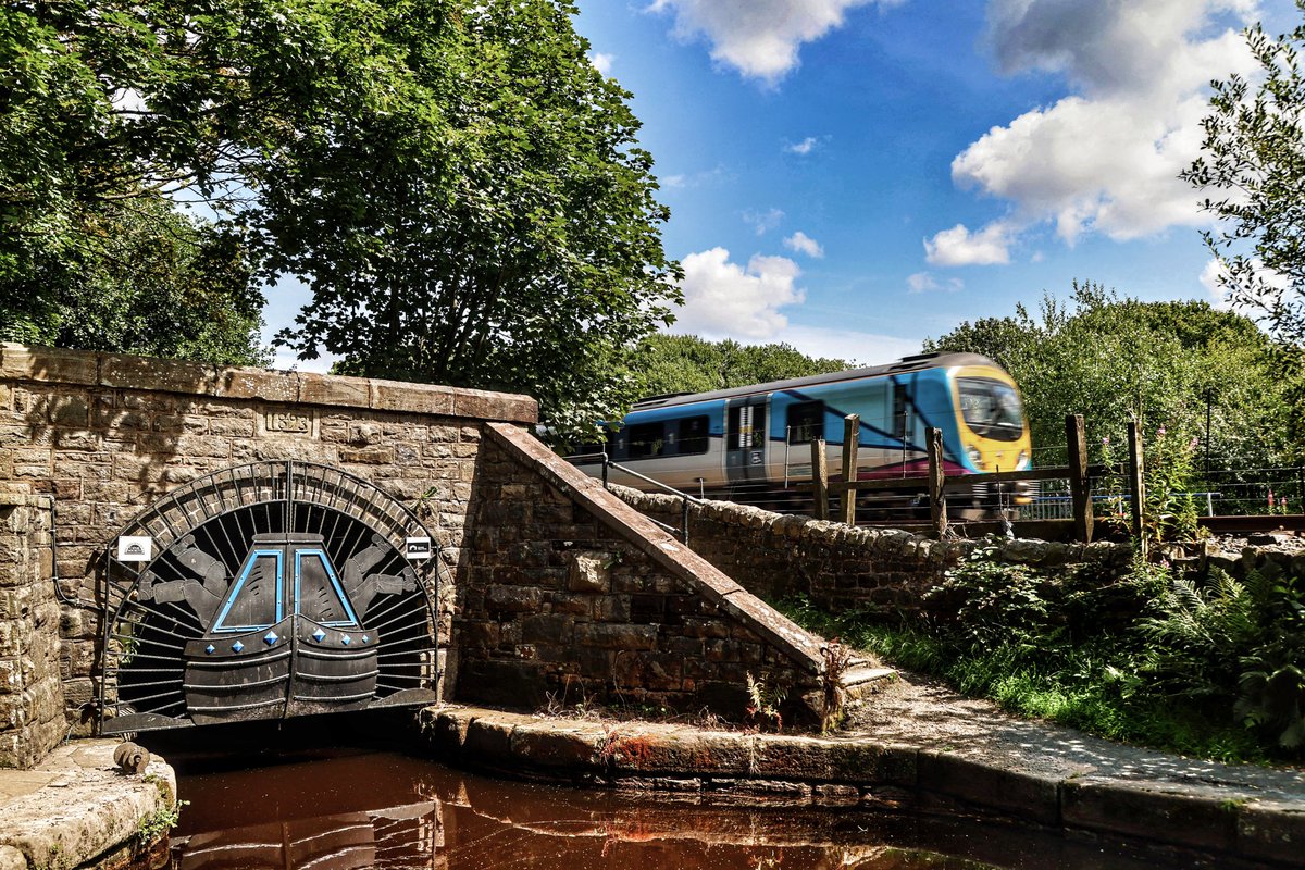 chrisbu03352910's tweet photo. #Sunday
#LoveGates
📸 One of the best gates I've ever seen. The Diggle entrance to the Stand edge tunnel depicting how people traversed the 5,675 yard long tunnel before the arrival of motor power.�� https://t.co/vpxb7bDota