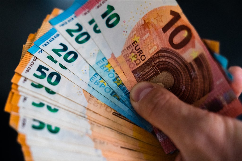 RTLnieuws's tweet photo. Man kan fluiten naar terugbetaling van 24.000 euro door escortdame. Volgens hem waren het 'leningen', volgens haar betalingen voor verleende diensten. https://t.co/e4gfaO3cj9 https://t.co/nJ4RXNoyvg