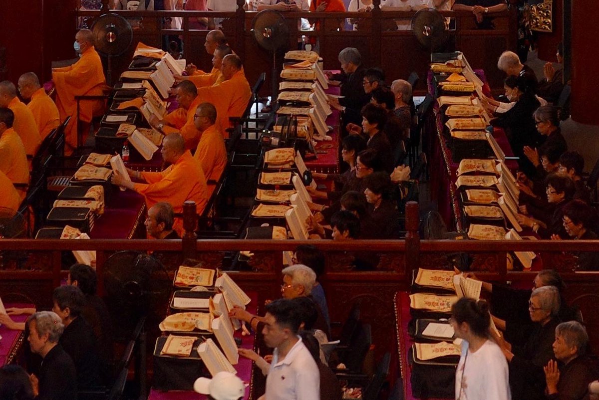 wenchenger's tweet photo. 来灵隐寺还给个愿，人多的直接给我挤进来了。赶上高僧在药师菩萨殿讲经，双手合十闭目静听，居然流下眼泪。而后诵读《大方广佛华严经》，朗朗经文在聒噪的游客和炎热��夏日中像是一道安静的光，照亮听者，模糊了周边的一切。竹林透着微光，泉水清��，虫鸣鸟叫呼应着香火氤氲缭绕。 https://t.co/wtuxzStREP