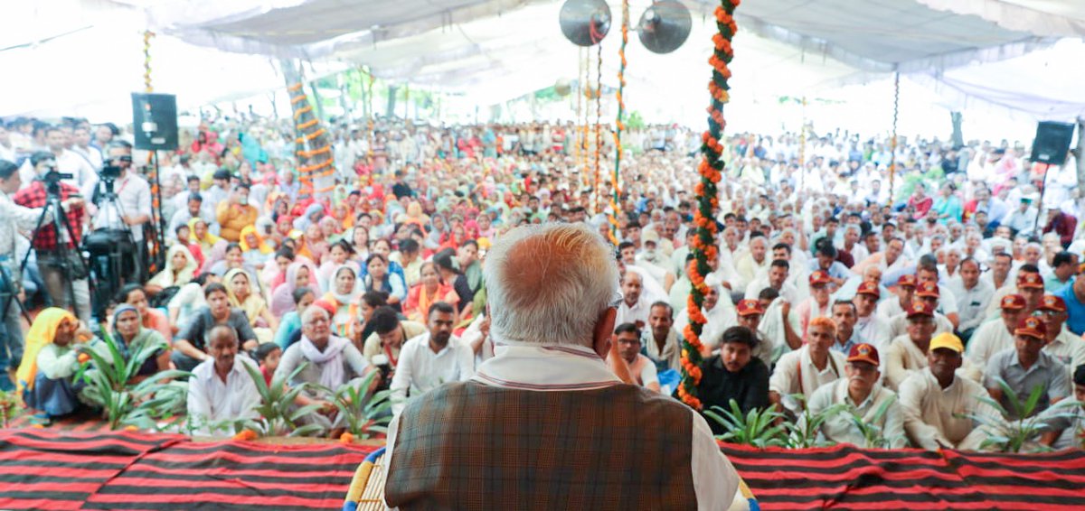 mlkhattar's tweet photo. आज रेवाड़ी में जनसंवाद श्रृंखला के अंतिम दिन का प्रथम पड़ाव गंगायचा अहीर गाँव रहा। 

यहाँ संवाद के दौरान कुछ बुजुर्गों ने अपनी पेंशन संबंधित समस्या मेरे समक्ष रखी, जिस पर तुरंत मैंने अधिकारियों को निर्देशित करते हुए उनकी पेंशन शुरू करवाई और साथ ही उन्हें वृद्धावस्था सम्मान भत्ते के प्रमाण-पत्र सौंप दिए।

समस्या छोटी हो या बड़ी, हमारा प्रयास जल्द से जल्द उसका समाधान निकालने का रहता है। गंगायचा अहीर गाँव में लोगों की विभिन्न समस्याएं सुनीं भी और उनके समाधान भी किए।

#JanSamvad