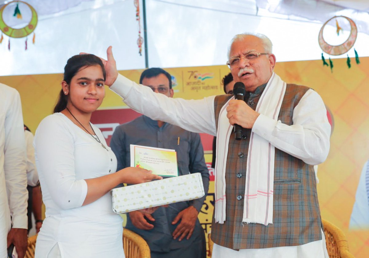 mlkhattar's tweet photo. आज रेवाड़ी में जनसंवाद श्रृंखला के अंतिम दिन का प्रथम पड़ाव गंगायचा अहीर गाँव रहा। 

यहाँ संवाद के दौरान कुछ बुजुर्गों ने अपनी पेंशन संबंधित समस्या मेरे समक्ष रखी, जिस पर तुरंत मैंने अधिकारियों को निर्देशित करते हुए उनकी पेंशन शुरू करवाई और साथ ही उन्हें वृद्धावस्था सम्मान भत्ते के प्रमाण-पत्र सौंप दिए।

समस्या छोटी हो या बड़ी, हमारा प्रयास जल्द से जल्द उसका समाधान निकालने का रहता है। गंगायचा अहीर गाँव में लोगों की विभिन्न समस्याएं सुनीं भी और उनके समाधान भी किए।

#JanSamvad