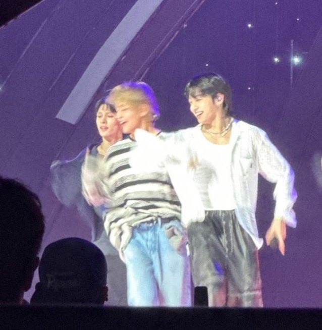 BTSTAEKOOKVLOVE's tweet photo. ซัพพอร์ตให้กำลังใจแฟนตลอด พี่จองกุกเต้นไปก็ยิ้มเขินน้องแทฮยองแฟนตัวเองไม่หยุด มองน้องแทแฟนคนสวยตัวเองตลอด ไม่วางสายตาเลย โคตรเขิน จองกุกแทฮยองแฟนคู่นี้โคตรน่ารัก หวานโรแมนติก คอยซัพพอร์ตกันและกันตลอด ไม่ว่าจะทำอะไร คอยอยู่ข้างๆเป็นพลังความสุข รักหวานฉ่ำให้กันเสมอ🏳️‍🌈#kookv #taekook https://t.co/63WElwktbJ