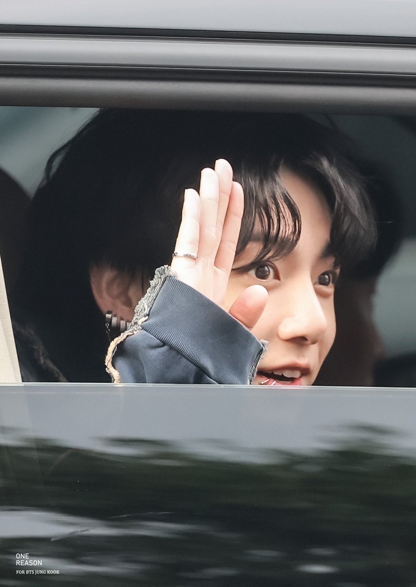 ONE_REASON_JK's tweet photo. 230730 HQ

정국이 인기가요 1위 축하해🫶🏻
오늘 너무 예쁘다💜💜

#JUNGKOOK #정국 #JungKook_Seven @BTS_twt https://t.co/UtgOeOzzzB