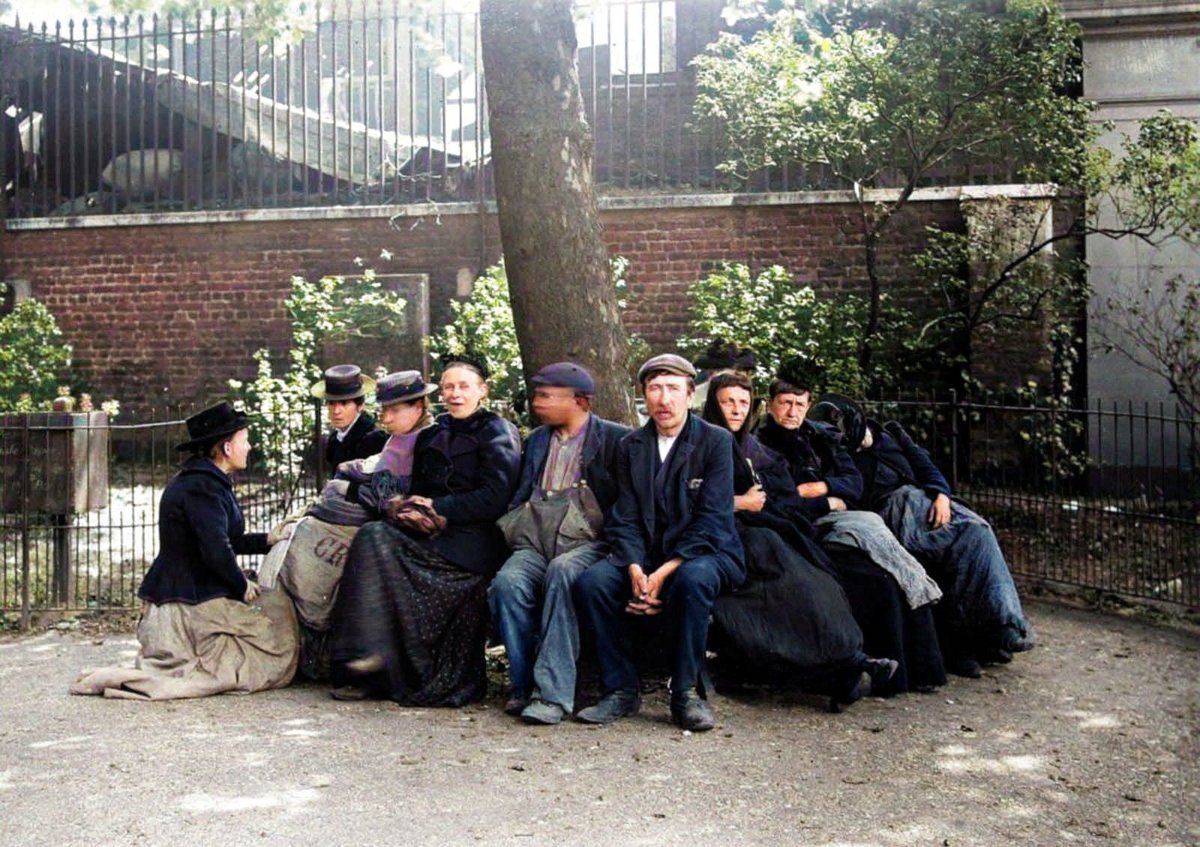 englandincolour's tweet image. Homeless in Itchy Park, Spitalfields, London, in 1902. #itchypark #1902 #spitalfields #oldlondon #colourised #englishhistory #homeless