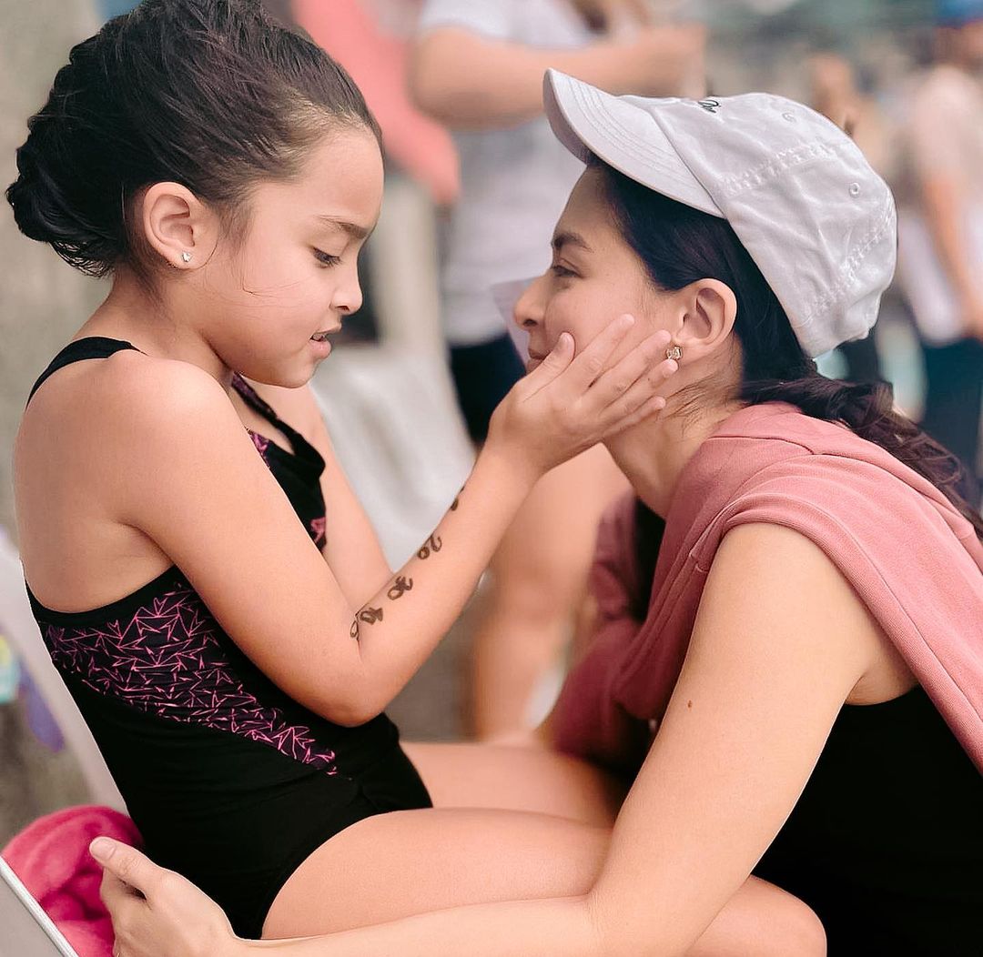 TV5NewsPH's tweet photo. Proud mommy ang aktres na si Marian Rivera matapos magwagi ang kaniyang anak na si Zia ng anim na medalya sa swimming competition. #News5

📷: Marian Rivera/Instagram https://t.co/i76p5TepgU