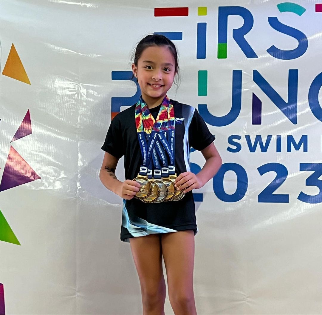 TV5NewsPH's tweet photo. Proud mommy ang aktres na si Marian Rivera matapos magwagi ang kaniyang anak na si Zia ng anim na medalya sa swimming competition. #News5

📷: Marian Rivera/Instagram https://t.co/i76p5TepgU