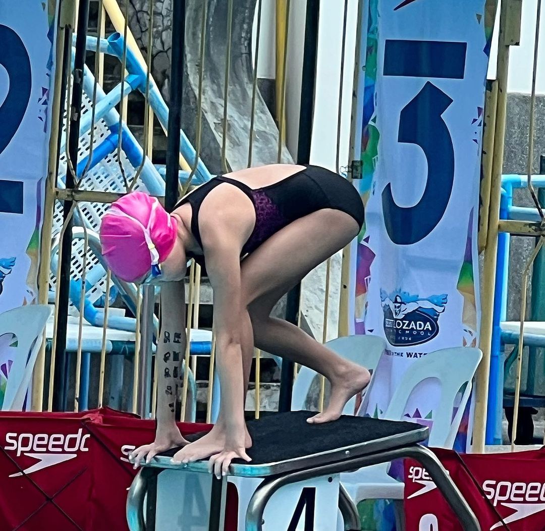 TV5NewsPH's tweet photo. Proud mommy ang aktres na si Marian Rivera matapos magwagi ang kaniyang anak na si Zia ng anim na medalya sa swimming competition. #News5

📷: Marian Rivera/Instagram https://t.co/i76p5TepgU