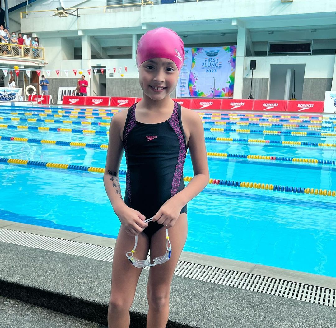 TV5NewsPH's tweet photo. Proud mommy ang aktres na si Marian Rivera matapos magwagi ang kaniyang anak na si Zia ng anim na medalya sa swimming competition. #News5

📷: Marian Rivera/Instagram https://t.co/i76p5TepgU