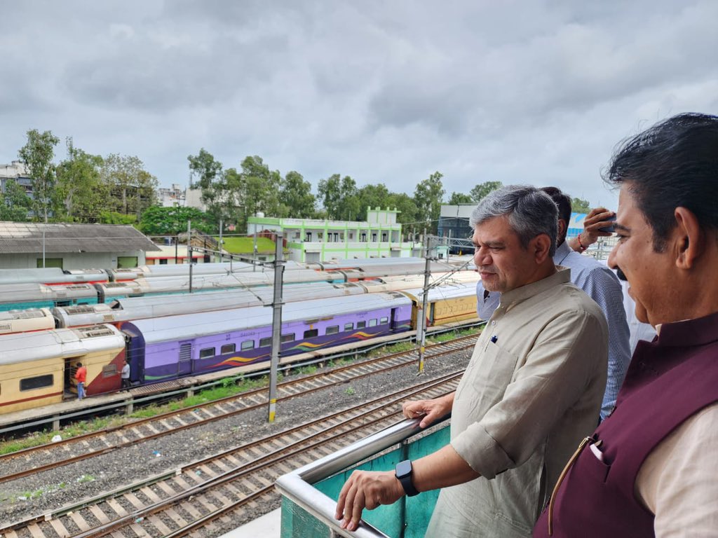 AshwiniVaishnaw's tweet photo. Inspected Indore railway station. https://t.co/xg8s5B7Vq6