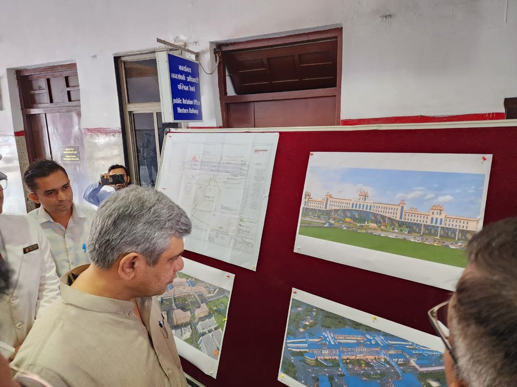 AshwiniVaishnaw's tweet photo. Inspected Indore railway station. https://t.co/xg8s5B7Vq6