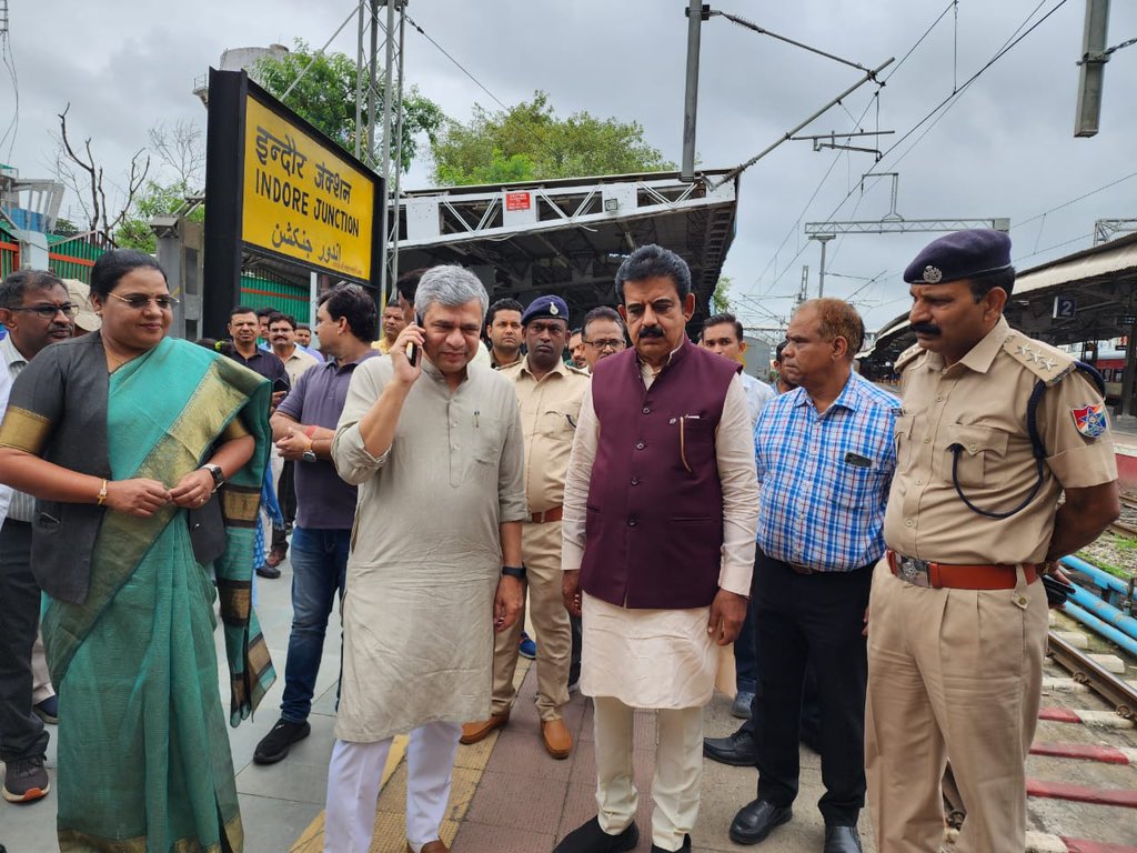 AshwiniVaishnaw's tweet photo. Inspected Indore railway station. https://t.co/xg8s5B7Vq6