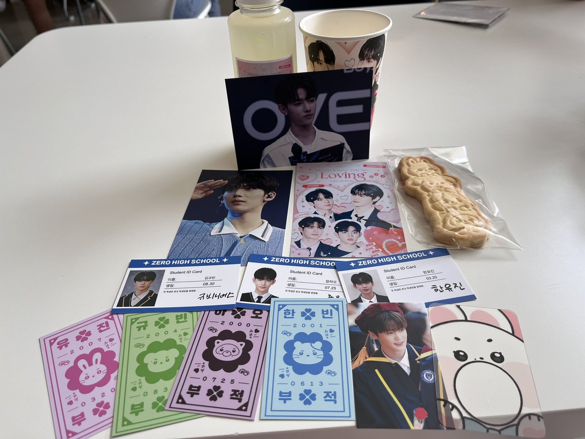 hambin010613's tweet photo. 📍카페 와디즈303

일단 14등해서 명찰을 받았어요!!1등 뽑고싶어서 럭드 한 2만원 했더니 1등은 안나오고ㅜ 엽서가 완전 많아졌어요ㄷㄷ 제로즈 친구한테 몇개 선물해 주기로 함히히 뭐가 완전 많아져서 조아요 
근데 우리애들은 왜이렇게 우는게 이쁨?????
#0ㅏ름답게_ㅍ1워낼_첫번째_페이지 https://t.co/1XEEfj36dM