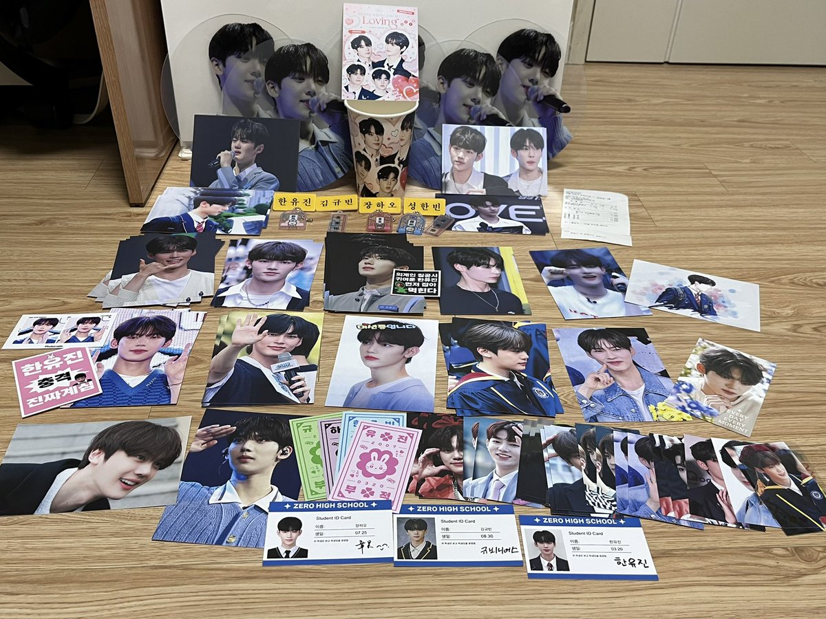 hambin010613's tweet photo. 📍카페 와디즈303

일단 14등해서 명찰을 받았어요!!1등 뽑고싶어서 럭드 한 2만원 했더니 1등은 안나오고ㅜ 엽서가 완전 많아졌어요ㄷㄷ 제로즈 친구한테 몇개 선물해 주기로 함히히 뭐가 완전 많아져서 조아요 
근데 우리애들은 왜이렇게 우는게 이쁨?????
#0ㅏ름답게_ㅍ1워낼_첫번째_페이지 https://t.co/1XEEfj36dM