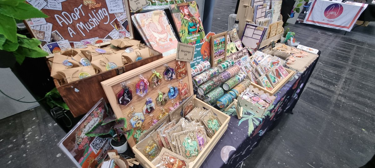 sophiralou's tweet photo. It's the final day of #megaconlivemanchester it's been super a wonderful weekend so far, it's been amazing to meet you all , chatting all about dnd and meeting fellow lovelies.  I'm at table AA12 at the front of creators village come by and say hi if you are here x #megaconlive https://t.co/kVHh1yrjG8