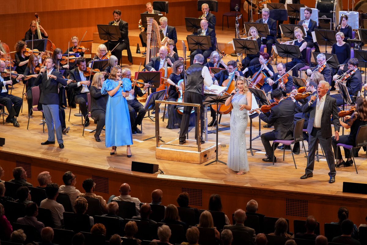 the_halle's tweet photo. 🎠 We had a magical concert last night celebrating the iconic music of Rogers and Hammerstein!

Bravo to our fantastic vocalists, Scott Davies, Alice Fearn, Rob Houchen and Lucy May Barker 👏

Big thanks to our concert sponsors @EdwardianHotels ⭐️

📸 Bill Lam, The Hallé https://t.co/yF3GY28Ulw