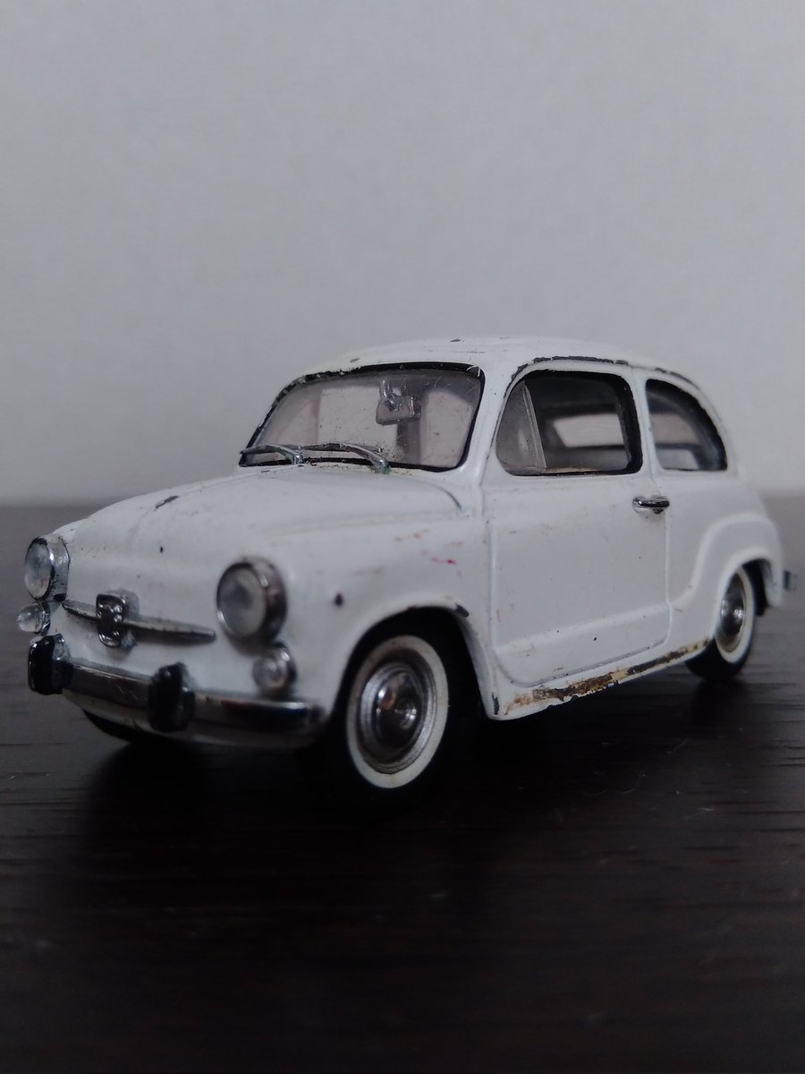 M5gO0IL4rTRZgUC's tweet photo. 我が家のミニカー、FIAT 600と思われるものです。
以前に購入したもので、実家に眠っていました。
どこのメーカーのものか、きちんと箱等をとっていなかったので、不明です。😅
#FIAT600D
#ミニカー https://t.co/EvLfTbu8Y8