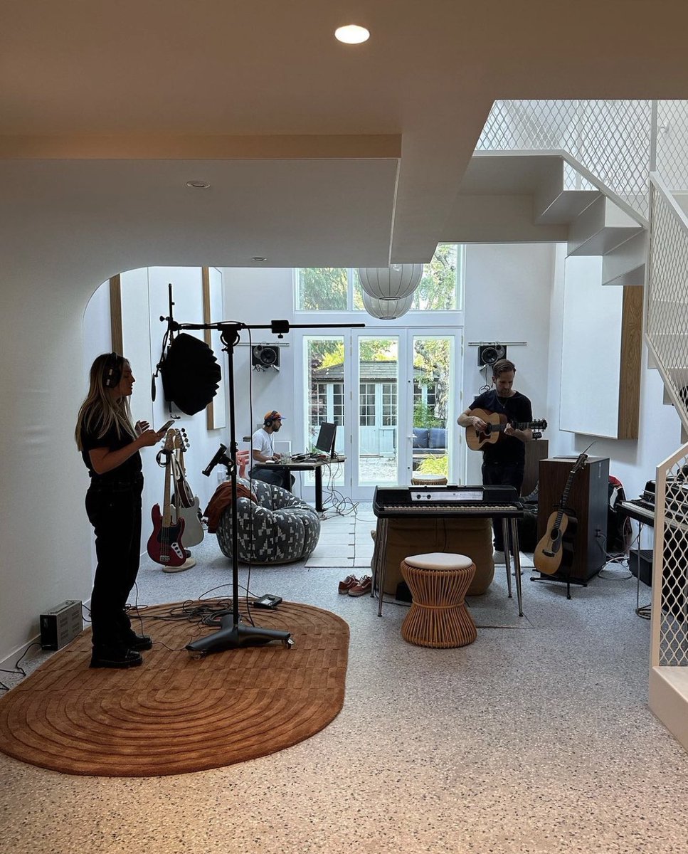 periieeele's tweet photo. Studiooooo 🎶 https://t.co/jNtPYni9p0