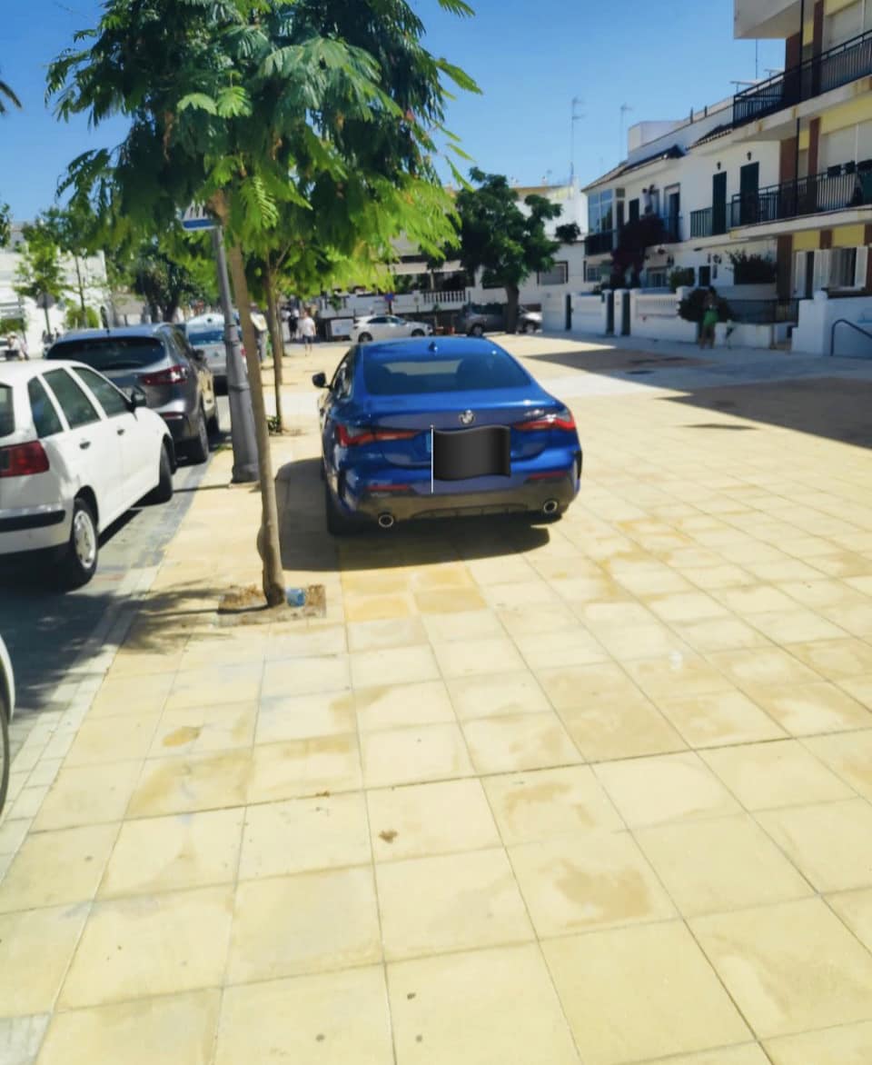 ¿Por qué me habrán multado?

De la saga “EL COCHE ES MÍO Y LO APARCO DONDE QUIERO”, 2ª entrega.

Estacionó en una plaza pública "porque yo, lo valgo”
#estacionamientos #duelenlosojos #respetopoco #policialocaldechipiona092 #top #algunodirasiperofueron5m #Chipiona #ChipionaCity