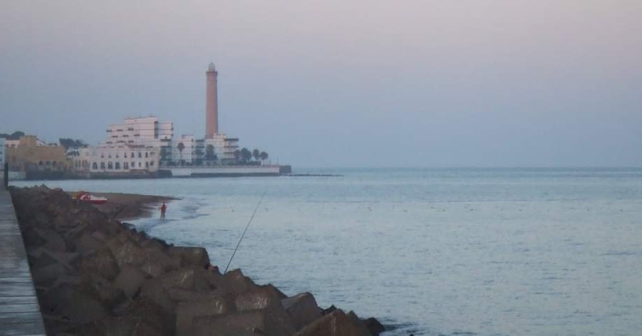 ¿Y tú, conociste la leyenda? Cuentan las historias antiguas que hubo una época en que el Espigón estaba abierto al paseo de todos y se podía pasear por él a cualquier hora.

#ChipionaCity #Chipiona #APPA #PuertoChipiona