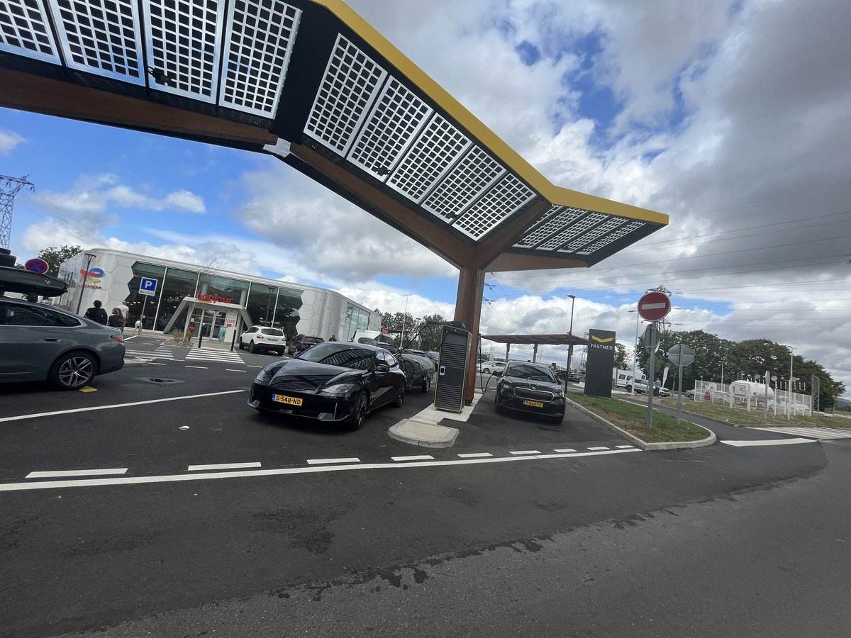 hemertje's tweet photo. @Fastned @electricfelix #l’obrion #alwayscharging https://t.co/BiA0iQ5BaP