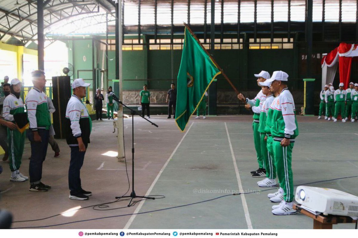 PemkabPemalang's tweet photo. Pelepasan kontingen Kabupaten Pemalang untuk berlaga pada Pekan Olahraga Provinsi (PORPROV) Jateng XVI Tahun 2023 di Pati Raya oleh Plt Bupati di lapangan tenis indoor Pemda, Minggu (30/7/2023). https://t.co/3HzNSnbPD2