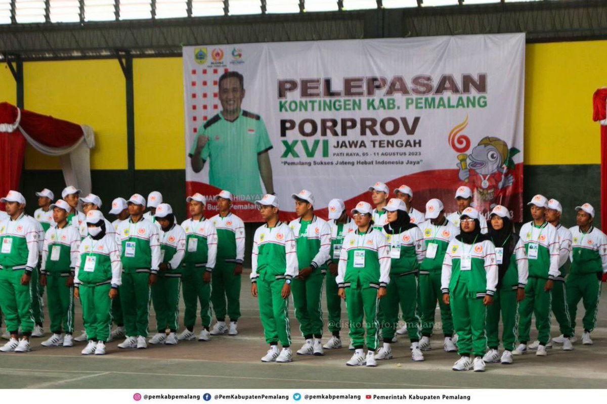 PemkabPemalang's tweet photo. Pelepasan kontingen Kabupaten Pemalang untuk berlaga pada Pekan Olahraga Provinsi (PORPROV) Jateng XVI Tahun 2023 di Pati Raya oleh Plt Bupati di lapangan tenis indoor Pemda, Minggu (30/7/2023). https://t.co/3HzNSnbPD2
