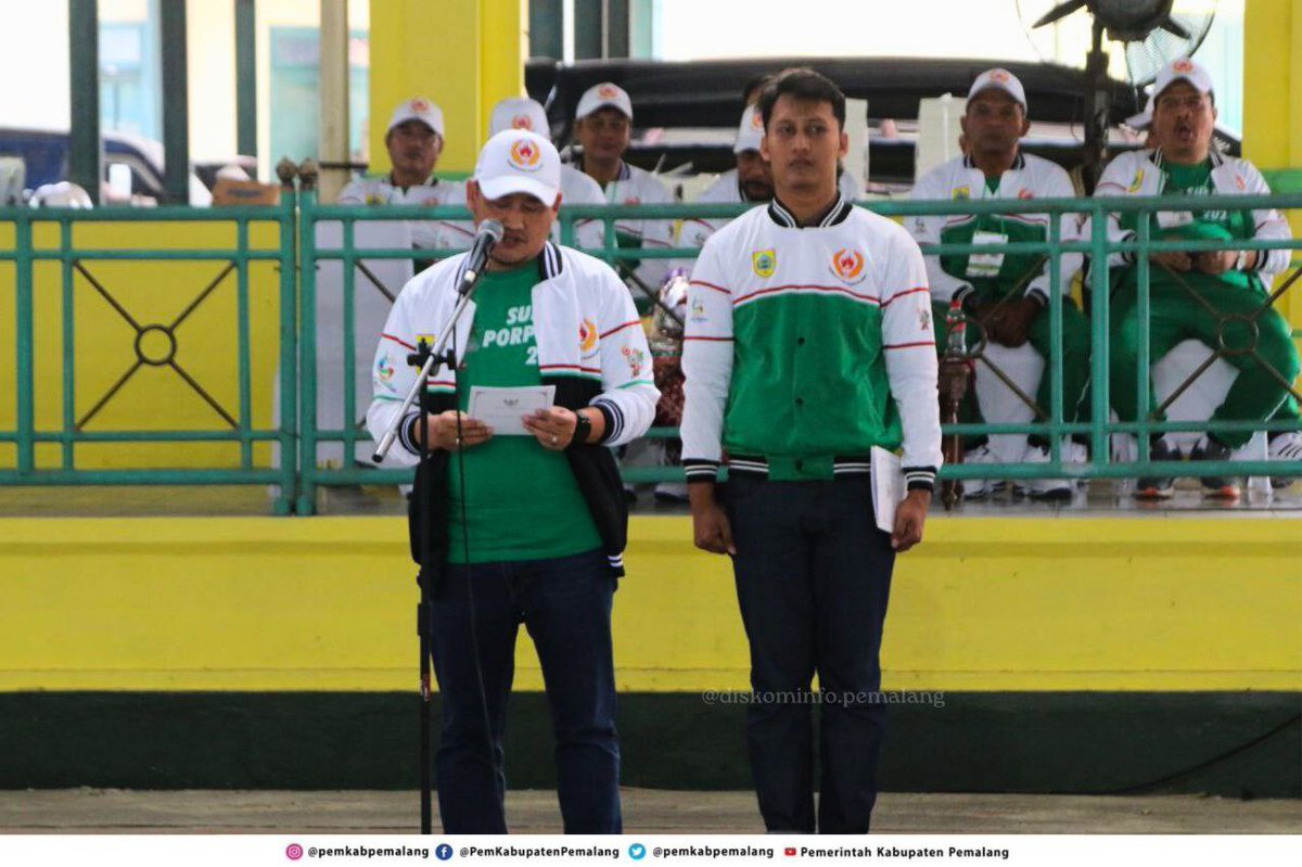 PemkabPemalang's tweet photo. Pelepasan kontingen Kabupaten Pemalang untuk berlaga pada Pekan Olahraga Provinsi (PORPROV) Jateng XVI Tahun 2023 di Pati Raya oleh Plt Bupati di lapangan tenis indoor Pemda, Minggu (30/7/2023). https://t.co/3HzNSnbPD2