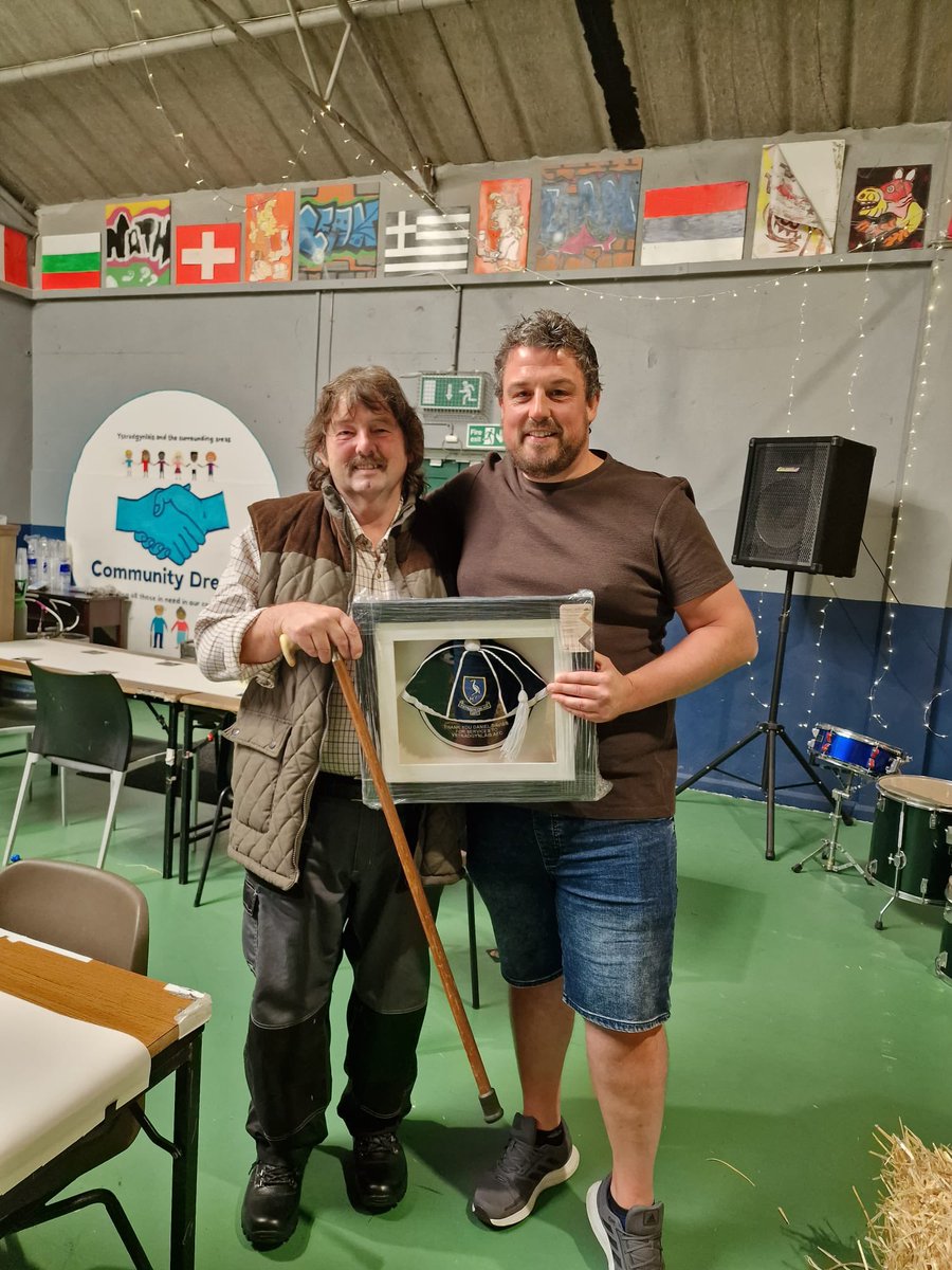 DanSlim83's tweet photo. Honoured to be awarded by @YstradgynlaisFC cap for services to the club by the legend @NevilleSouthall 
Great Q&amp;A session at the club and a privilege to meet you! #GKUnion 

Amazing day organised by all at the club for the 30th anniversary of Penrhos Utd 💛🖤 and @YstradFCJuniors https://t.co/kRqzzwod33