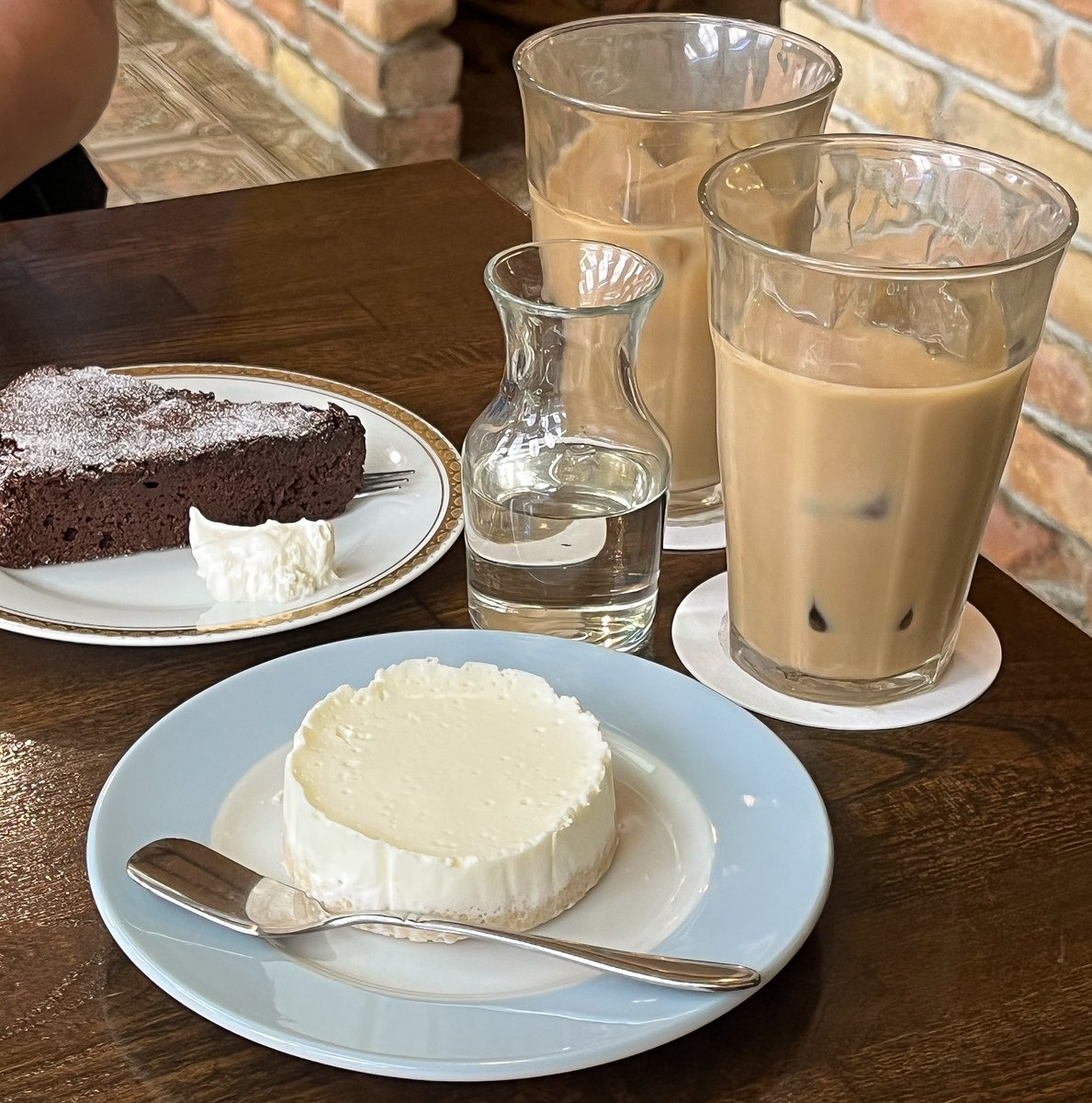 mrmrj67's tweet photo. そのままチーズ食べてるみたいなレアチーズケーキ https://t.co/eGieGgDN1F