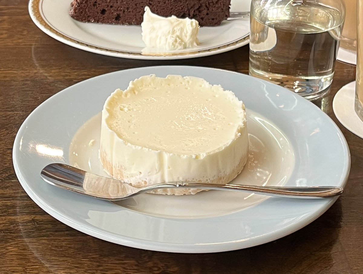 mrmrj67's tweet photo. そのままチーズ食べてるみたいなレアチーズケーキ https://t.co/eGieGgDN1F