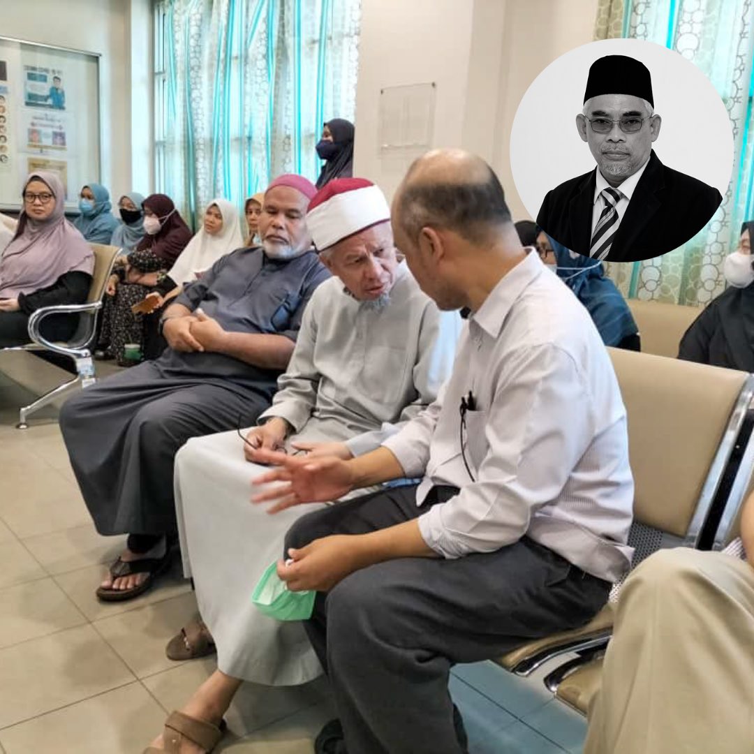 drzul_albakri's tweet photo. Ayat al-Qur’an terakhir yang dilafazkannya sebelum meninggal dunia semasa menyampaikan Kuliah Subuh pagi tadi adalah:

وَبَرَزُوا لِلَّهِ الْوَاحِدِ الْقَهَّارِ 
Maksudnya: “…dan mereka semuanya (di padang Mahsyar) berkumpul menghadap ke hadrat Allah yang Maha Esa lagi Maha Perkasa. [Surah Ibrahim: 48]

Saya amat terkejut dengan pemergian sahabat lama saya, Ustaz Dr. Soberi Awang pada Subuh hari ini. 

Dengan bentuk kematian yang berlaku, saya dengan sangkaan baik yang tinggi menganggap ia adalah petanda almarhum meninggal dunia dalam husnul khatimah. 

Daripada Anas bin Malik R.A, bahawa Rasulullah SAW bersabda:
إِذَا أَرَادَ اللَّ��ُ بِعَبْدٍ خَيْرًا عَسَلَهُ؛ قَالُوا: يَا رَسُولَ اللَّهِ، وَمَا عَسَلُهُ؟ قَالَ: يُوَفِّقُهُ لِعَمَلٍ صَالِحٍ، ثُمَّ يَقْبِضُهُ عَلَيْهِ
Maksudnya: “Apabila Allah SWT menghendaki kebaikan bagi hamba-Nya, maka Allah memberinya ‘asal. Para sahabat bertanya, “Ya Rasulullah, apa maksud ‘asal dari-Nya?” Baginda bersabda, “Allah berikan taufiq untuk beramal soleh, kemudian Allah cabut nyawanya dalam keadaan itu (husnul khatimah).”

Riwayat al-Tirmizi (2132), Ahmad (12214), Ibn Abi ‘Asim dalam al-Sunnah (393) dan Abu Ya’la (3756). Syeikh Syu’aib al-Arna’ut menyatakan isnadnya sahih mengikut syarat al-Syaikhain. 

Saya telah mengenali sosok tubuh almarhum Dr. Soberi ini sejak tahun 1990-an lagi ketika saya melanjutkan pengajian Sarjana di Damsyik, Syria. Kami mengenali beliau sebagai anak muda yang sentiasa bersemangat dalam dakwah, dan mempunyai tahap keilmuan yang tinggi.

Hubungan kami bertambah rapat apabila beliau menjadi pensyarah di kolej UNITI, Pasir Panjang, Port Dickson, bersama-sama saya. 

Masih jelas di ingatan usaha saya, bersama-sama beliau dan juga al-Fadhil Ustaz Muhammad Nafis bin Berhan berhempas pulas memperjuangkan penubuhan program Diploma Pengajian Islam bagi Kolej UNITI. Alhamdulillah, ia kekal sehingga ke hari ini.

Persahabatan kami diteruskan lagi apabila kami berdua berpindah dan meneruskan kerjaya di @usim . Beliau kekal di sana dan saya meletakkan jawatan untuk berkhidmat sebagai Mufti Wilayah Persekutuan.

Seingat saya, pernah beliau hadir bersama-sama Prof. Dr. Aznan Hassan mewakili Majlis Ulama ISMA bertemu saya semasa saya masih menjawat jawatan Mufti.

Saya menjadi saksi bahawa beliau adalah seorang yang gigih dalam usaha dakwah kepada masyarakat serta amat mendalam ilmunya khususnya ekonomi Islam. 

Sesungguhnya, kita adalah milik Allah dan kepada-Nya kita kembali. 

Atas nama persahabatan yang dibina sekian lama, maka saya mengambil keputusan menziarahi keluarga beliau dan jenazah almarhum di Hospital Shah Alam sebentar tadi.

Mewakili Ahli Lembaga Pengarah Universiti dan seluruh warga USIM, saya menzahirkan ucapan takziah dan  berdoa kepada Allah, semoga Allah menempatkannya bersama dengan para anbiya’, siddiqin, syuhada’ dan solihin. 

اللَّهُمَّ اغْفِرْ لَهُ وَارْحَمْهُ وَعَافِهِ وَاعْفُ عَنْهُ
Maksudnya: “Ya Allah, ampunlah dosanya, limpahkan rahmat kepadanya, selamatkan dia dan ampunkan kesalahannya.”