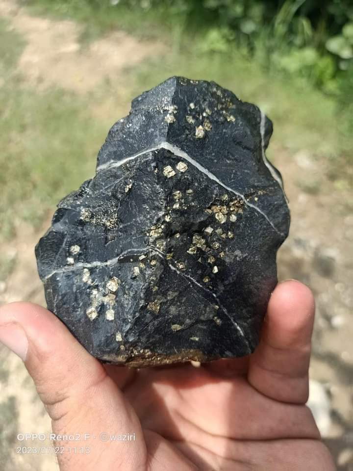Pashtunkhowa's tweet photo. وزیرستان میں کاپر کرومیم اور سونا نکل رہا ہیں کون نکال رہا ہیں ؟
سونے کے مالکان کی حالت پہلے کمینٹ میں دیکھ سکتے ہیں!
#Waziristan https://t.co/TcVhcHB06V