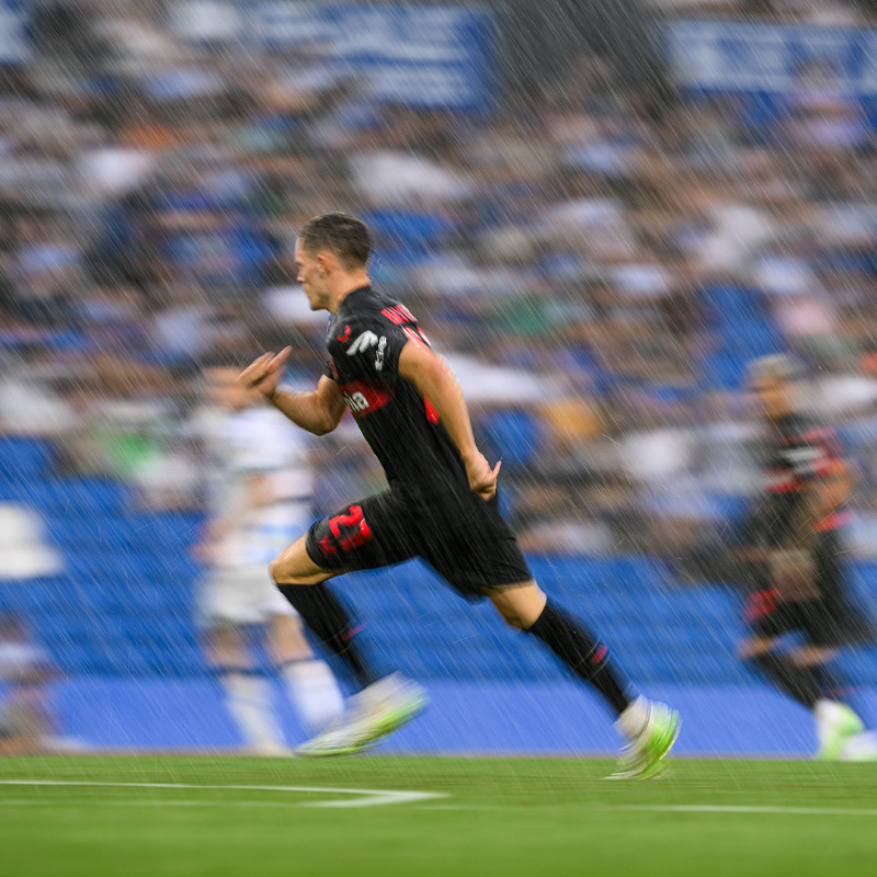bayer04fussball's tweet photo. 🌧️ Platzregen, Abseitstore und am Ende eine knappe Niederlage - das Testspiel bei @realsociedad hatte einige sehenswerte Szenen. Schaut euch die besten auf #Werkself-TV an! 📺
🔙 #RSCB04 | #Bayer04