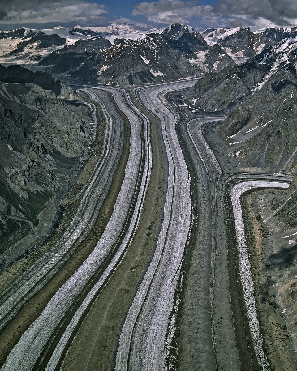 EdmaierAerials's tweet photo. Aerial view of Barnard Glacier, #Alaska.
The Barnard Glacier widens with every ice
river that flows out of one of the side valleys
– and the number of moraines, the bands of
debris on the mass of ice, increases.

#glaciologist #glaciers #moraines https://t.co/kiCupvayDv