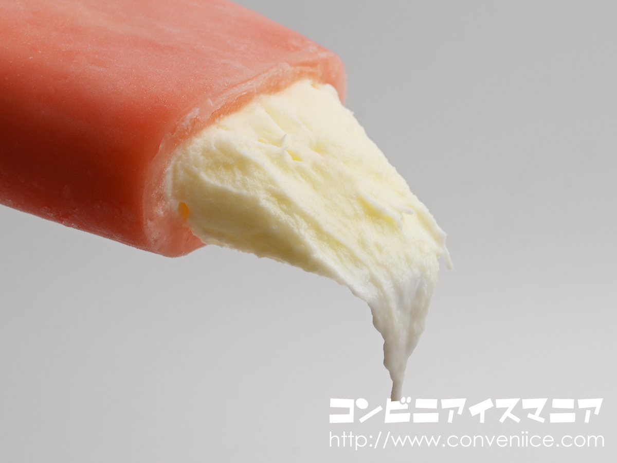 icemania's tweet photo. 【バリうま】ファミマ数量限定の新作アイスバー！赤城乳業『いちごソフトクリームバー』バリうま案件です✨福岡県産あまおういちごを使用。フルーティーでサクサク食感のいちごアイスキャンディーの中に、北海道産生クリーム配合のソフトクリーム風ねっとり食感ミルクアイス（ミルクレアっぽい）が詰まっています！いちごとミルククリームで"高級いちごミルク味"が完成！✨お近くのファミマで探してみてください。